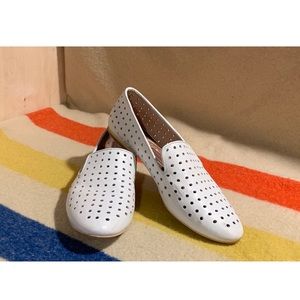 Matiko Lilo Flats in White